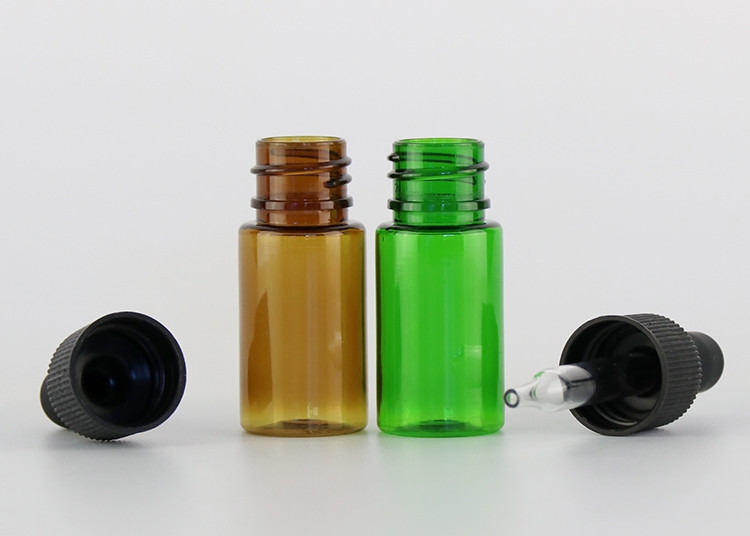 Kleine leere Glasflaschen des ätherischen Öls machen Oberfläche mit Plastiktropfenzähler glatt