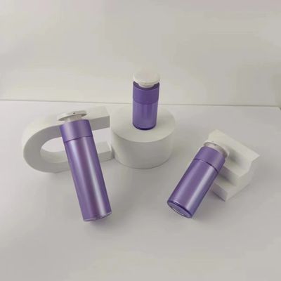 Lila Kunststoff Kosmetik-Spenderflasche mit weißer Druckpumpe
