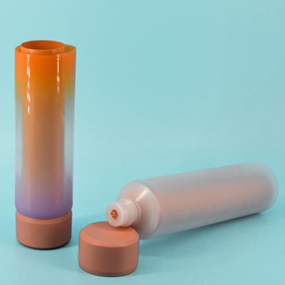 Farbgebundene Kosmetikverpackung mit Stempel