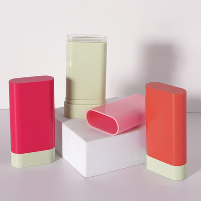 Drehbare, einziehbare Plastikflaschen in verschiedenen Farben können für Sonnencreme und Körpercreme verwendet werden.