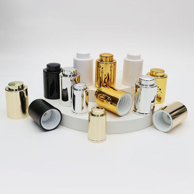 Durchsichtige Glasflasche mit Goldkappe