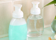 Alltagsgebrauch-Plastikkosmetik füllt weiße Pumpen-schäumende Seifen-Flasche ab