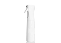 Weiße kosmetische Sprühflasche-Hand drückt Flaschen-Schönheits-Produkt-Gebrauch