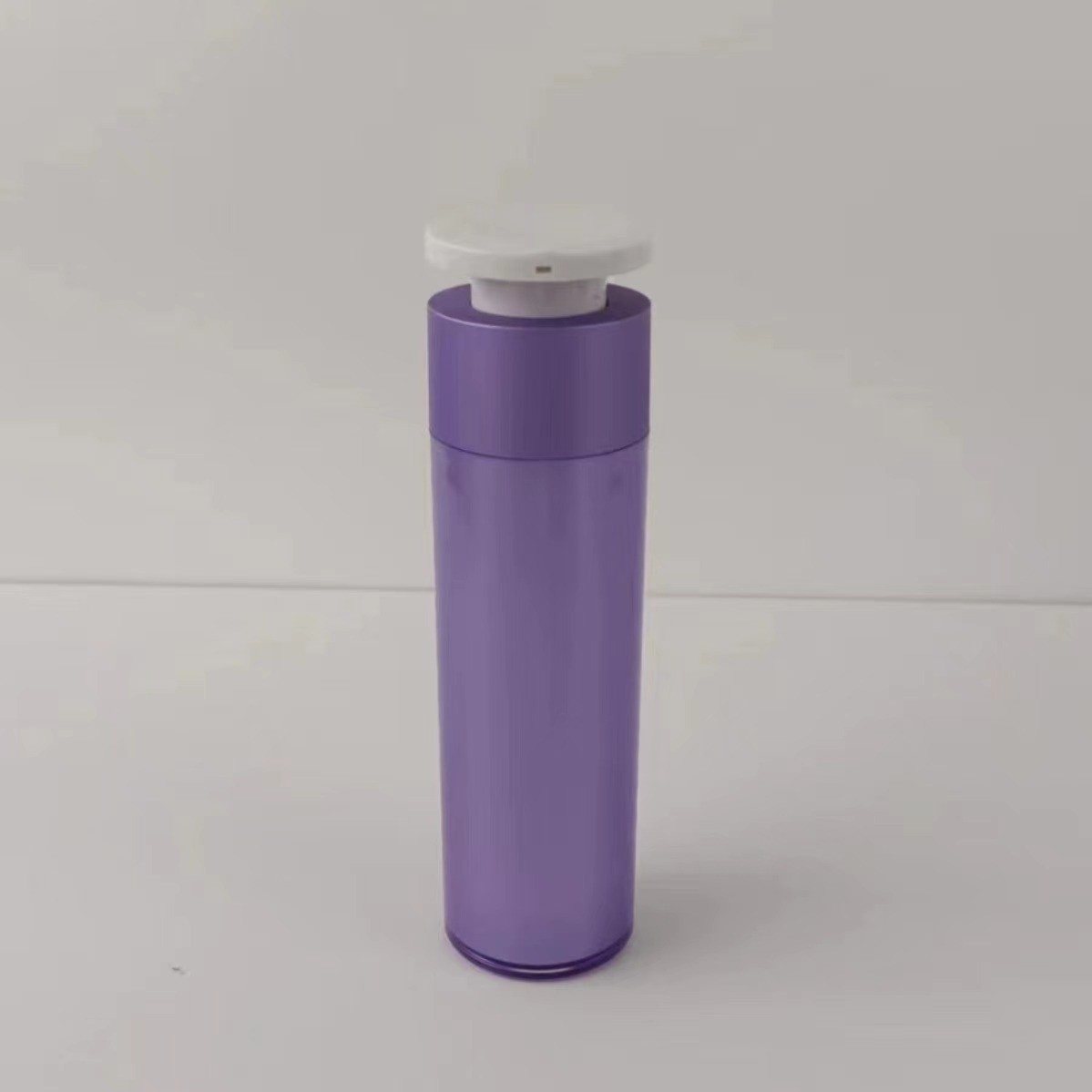Lila Kunststoff Kosmetik-Spenderflasche mit weißer Druckpumpe